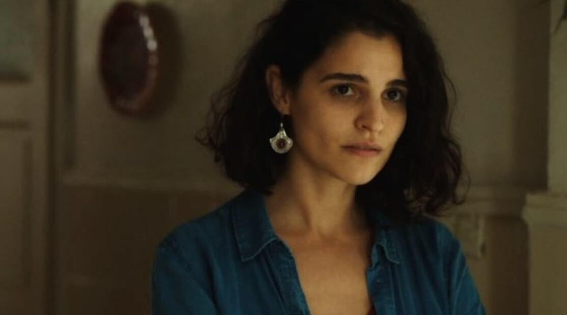 Eya Bouteraa interpreta a Lilia, la joven que vuelve desde París para enfrentarse al duelo familiar en Tres mujeres. Crédito: Especial