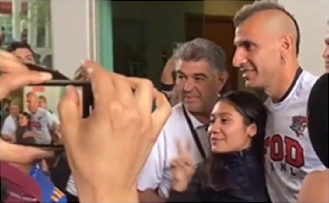 VIDEO: Alumna de la UANL le robó un beso a Nahuel Guzmán, portero de Tigres / FOTO: ESPECIAL