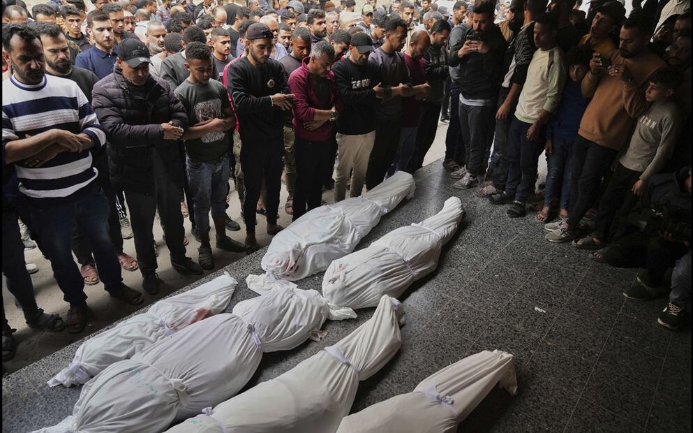 Dolientes oran junto a cuerpos de palestinos muertos durante un ataque aéreo israelí en el barrio de Shujaiya, mientras son trasladados al Hospital Bautista en la Ciudad de Gaza, el miércoles 9 de abril de 2025. 
Foto: AP