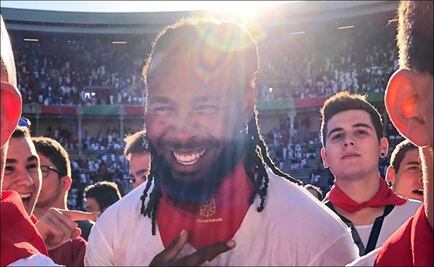 Jugador de la NFL arriesga el físico en pamplonada en San Fermín 