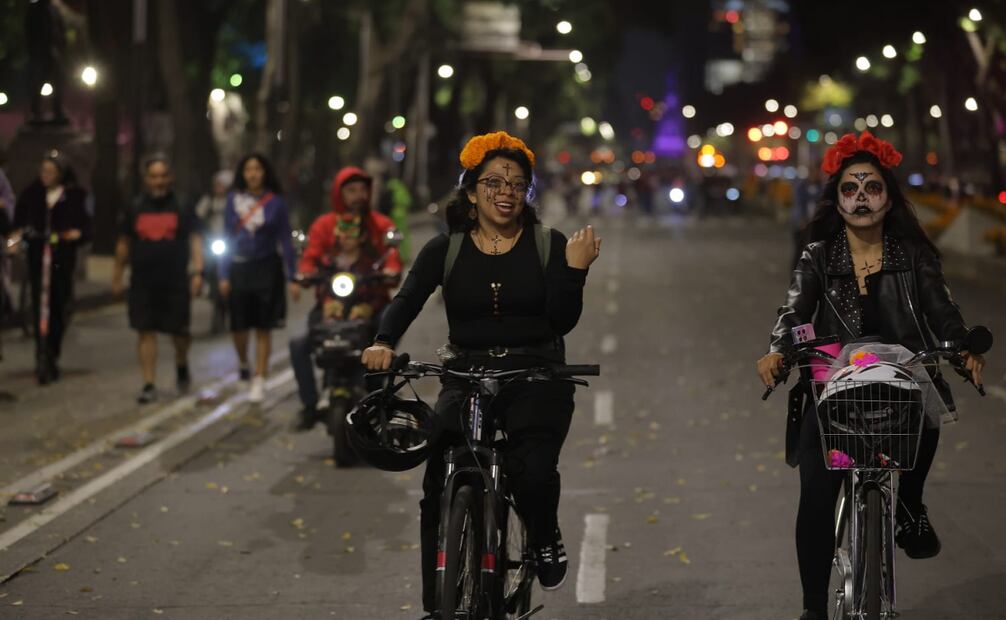 Acompañados de familia y amigos, disfrutan del paseo nocturno. (26/10/2024) Fotos: Gabriel Pano/EL UNIVERSAL