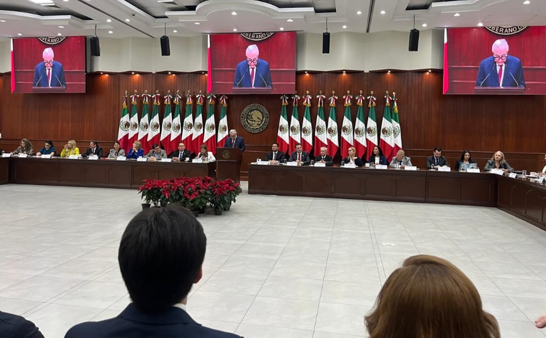 Rubén Rocha Moya destacó que como parte de su política social, en el tema del desplazamiento interno, se cuenta con tres mil lotes que son urbanizados para reubicar a las familias. Foto: Javier Cabrera/EL UNIVERSAL