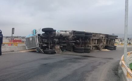 Volcadura de tráiler bloquea Periférico y Circuito Exterior Mexiquense