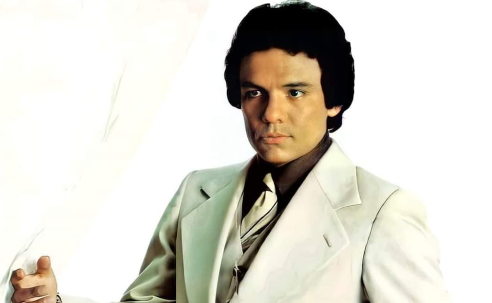 José Rómulo Sosa Ortiz, conocido artísticamente como José José, saltó a la fama internacional como el artista número uno de México y como uno de los artistas latinos más populares y talentosos en la década de los ochenta después de firmar con Ariola Records.