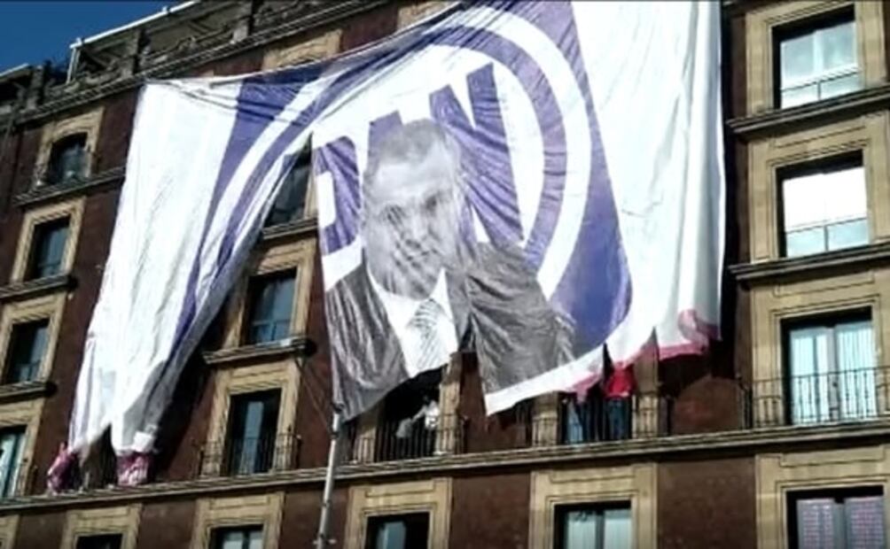 Colocan mega lona de García Luna en el Zócalo previo a marcha, pero ciudadanos en favor del INE la quitan
