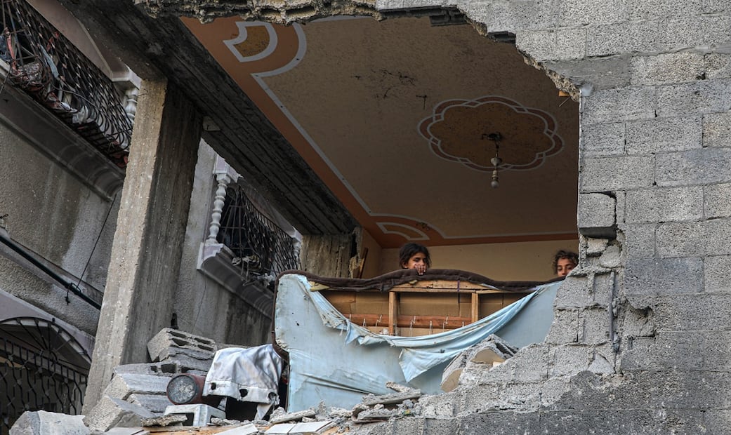 Niños palestinos se asoman en una pared destruida de un edificio dañado tras un ataque aéreo israelí en el campamento de refugiados al-Shati, en la Ciudad de Gaza, el 9 de julio de 2025. Foto: Xinhua