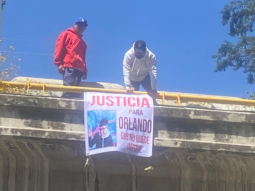 Orlando se dirigía a su primer día laboral en un puesto de comida, cuando esperaba a que lo recogieran en los carriles centrales de la autopista México-Toluca, cuando fue atropellado (11/10/2024). Foto: Juan Carlos Williams