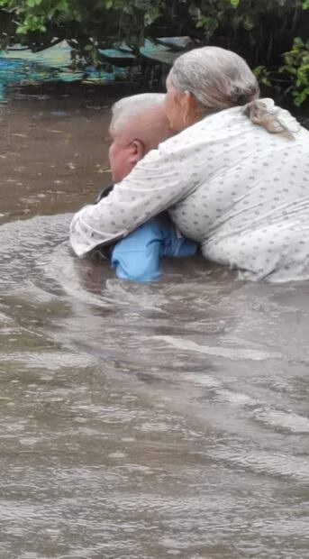 Tormenta tropical Ivo causa corrientes de agua y arrastra varios vehículos