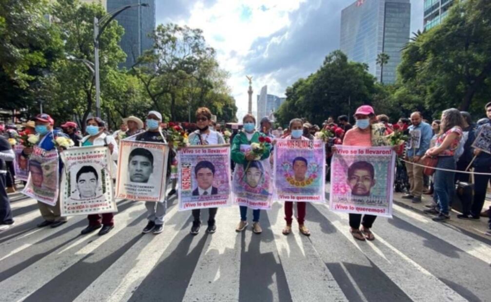 Mitin de padres de los 43 en el Zócalo y pintas y golpes en avenida Juárez; sigue aquí la marcha minuto a minuto