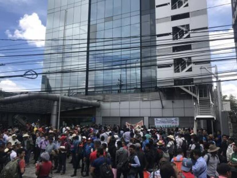Mezcaleros protestan frente al IMPI en CDMX