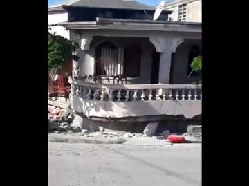 Edificios dañados y personas en la calle, las imágenes tras el terremoto de 7.2 en Haití
