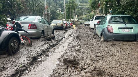 VIDEOS: Lluvias torrenciales en Cuajimalpa provocan desgajamiento de cerro; arrasó con árboles y piedras