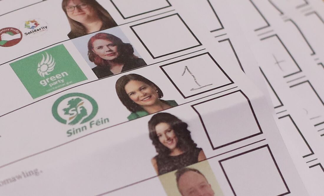 Un voto de preferencia para Mary Lou McDonlad, líder del Sinn Féin durante el recuento de las elecciones generales irlandesas - Foto: REUTERS