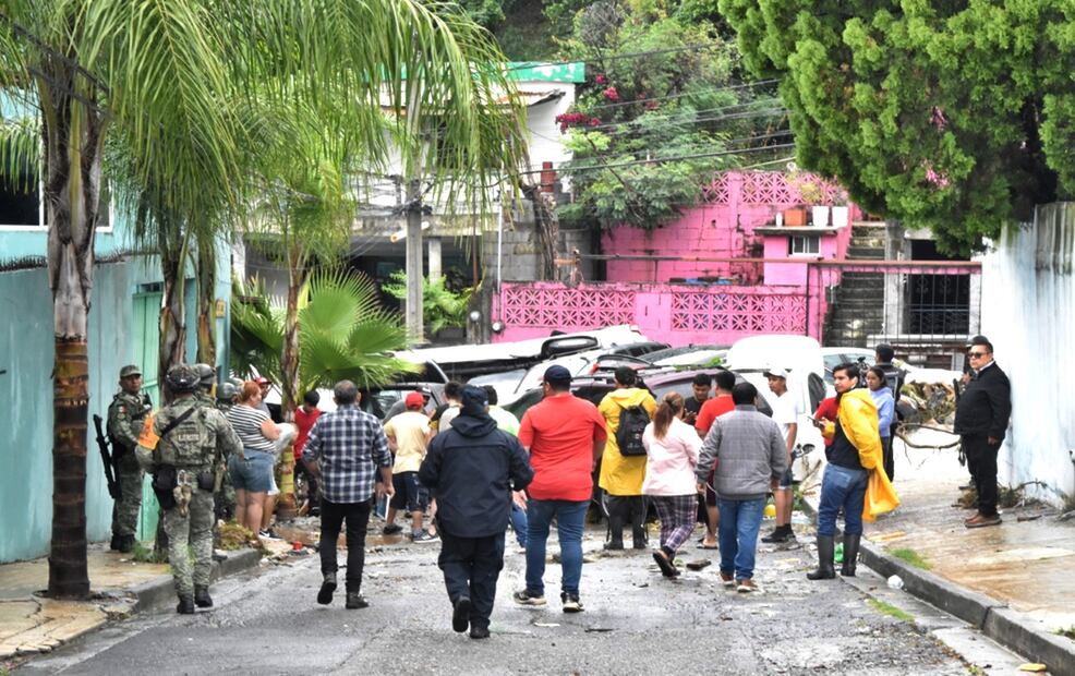 Vecinos reportaron que la corriente comenzó a bajar por la calle José López Portillo y empezó a arrastrar a los vehículos que estaban estacionados. Foto: Emilio Vásquez/EL UNIVERSAL