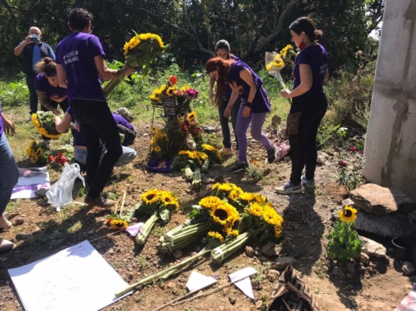 Llenan de girasoles el lugar donde fue localizado el cuerpo de Ariadna Fernanda