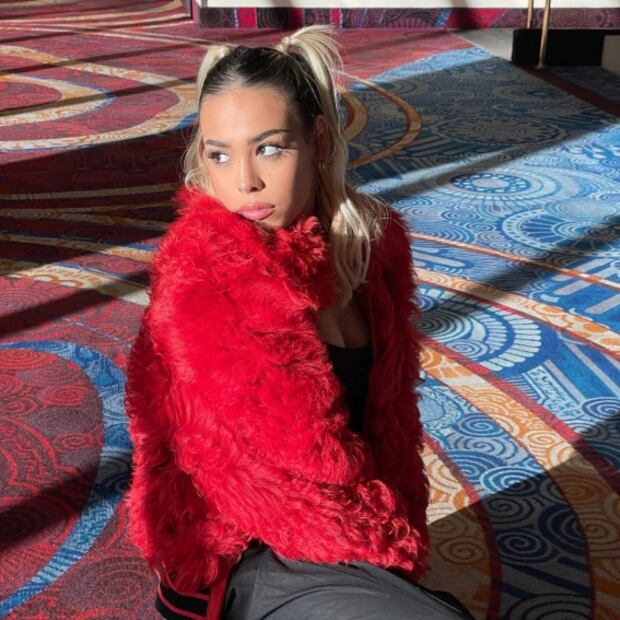 La chamarra de Danna Paola está en tendencia y es perfecta para el frío