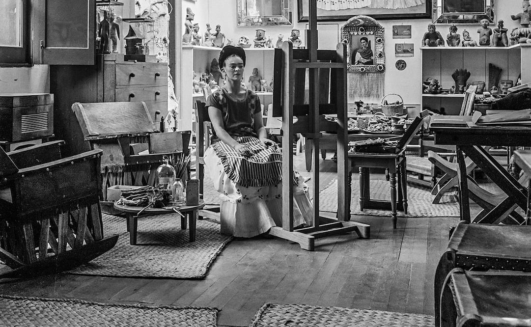 Frida en su estudio de la Casa Azul, 1949. Plata sobre gelatina. Fritz Henle. St. Augustine, Florida, Fritz Henle Estate. Foto: Imágenes del libro Frida Kahlo Obra pictórica completa (Frida Kahlo. Complete Paintings), Taschen, 2021