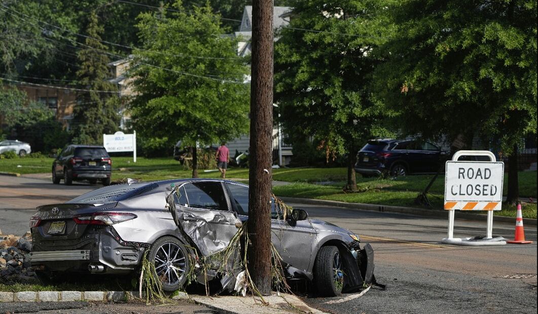 Un automóvil dañado por las inundaciones se observa junto a un poste en una carretera en North Plainfield, Nueva Jersey, el martes 15 de julio de 2025. Foto: AP