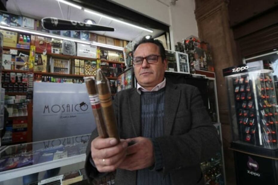 ​​​​​​​Cigarros, puros y tabacos ocultos; así vende negocio en Toluca tras Ley antitabaco 