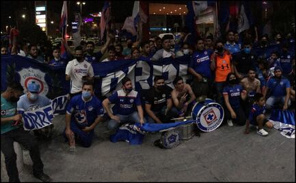 Así recibió la afición de Cruz Azul al equipo en Torreón