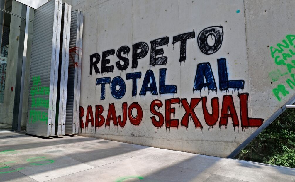 Pintas de protesta afuera del Museo Universitario de Arte Contemporáneo por la polémica que causaron las obras de Ana Gallardo. Foto: Yaretzy Osnaya | El Universal