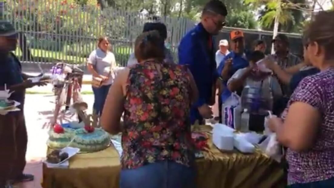 Por Covid-19, pareja pospone boda pero reparte banquete en Hospital General de Irapuato