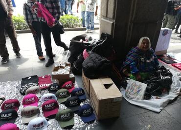 Previo a bailongo, retiran a artesanas del Zócalo que no vendían objetos de Morena o AMLO