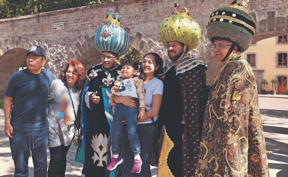 Tras escuchar las peticiones de los pequeños, los Reyes Magos se tomaron fotos con niños y adultos. Foto: Berenice Fregoso / El Universal (06/01/2025)