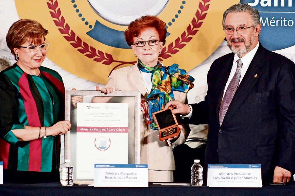 La ministra Margarita Beatriz Luna Ramos, la ex juzgadora Victoria Adato Green y Luis María Aguilar Morales, presidente de la SCJN, en la entrega de la Medalla María Cristina Salmorán de Tamayo (ARIEL OJEDA. EL UNIVERSAL)