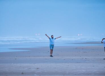 Tamaulipas: familias acuden a la playa Miramar a unas horas de la llegada de la Tormenta Tropical “Alberto”