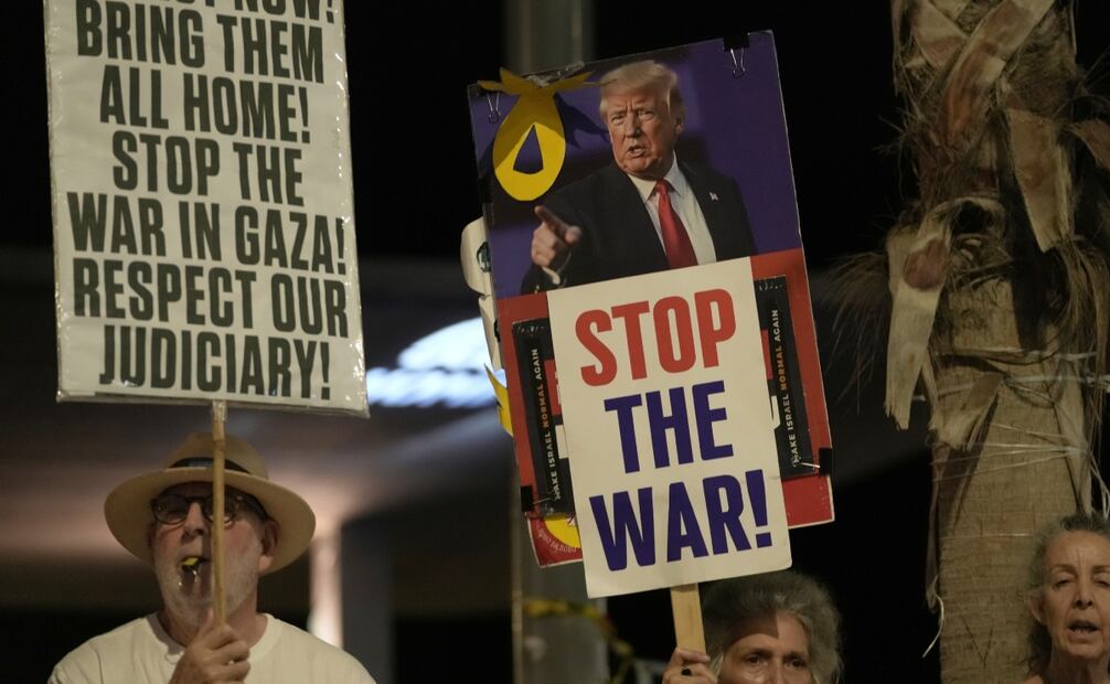 La gente participa en una protesta frente a la Embajada de Estados Unidos exigiendo el fin de la guerra y la liberación inmediata de los rehenes retenidos por Hamas en la Franja de Gaza, y contra el gobierno del primer ministro Benjamín Netanyahu en Tel Aviv, Israel, el sábado 19 de julio de 2025. Foto: AP