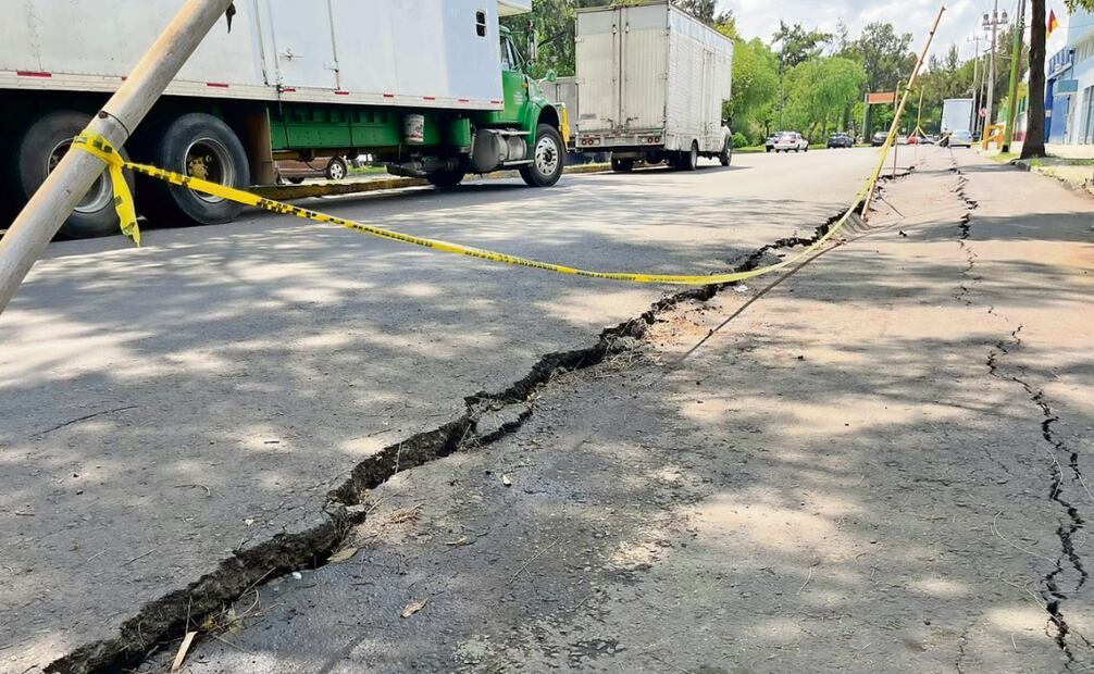 En un recorrido por la avenida Talismán se observó una ruptura del pavimento de 50 metros de longitud. Foto: Rafael García / EL UNIVERSAL