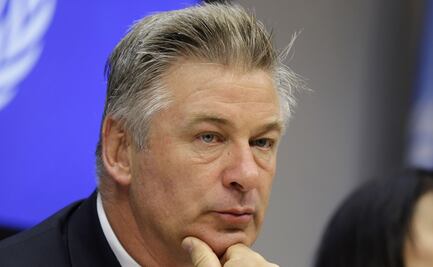 Cargos contra Alec Baldwin por disparo mortal en set no han sido descartados