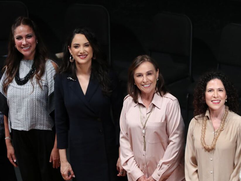 Foto durante el evento de inauguración.
De izquierda a derecha la gobernadora de Guanajuato; Libia Dennise García Muñoz Ledo, la secretaria de cultura de México, Claudia Curiel de Icaza, la gobernadora de Veracruz, Rocío Nahle García y la secretaria cultura de Guanajuato, Lizeth Galcán Cortés. Crédito: Mario Guzmán Efe