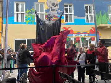 Plaza Garibaldi estrena escultura de Chavela Vargas; estatua fue develada por Martí Batres