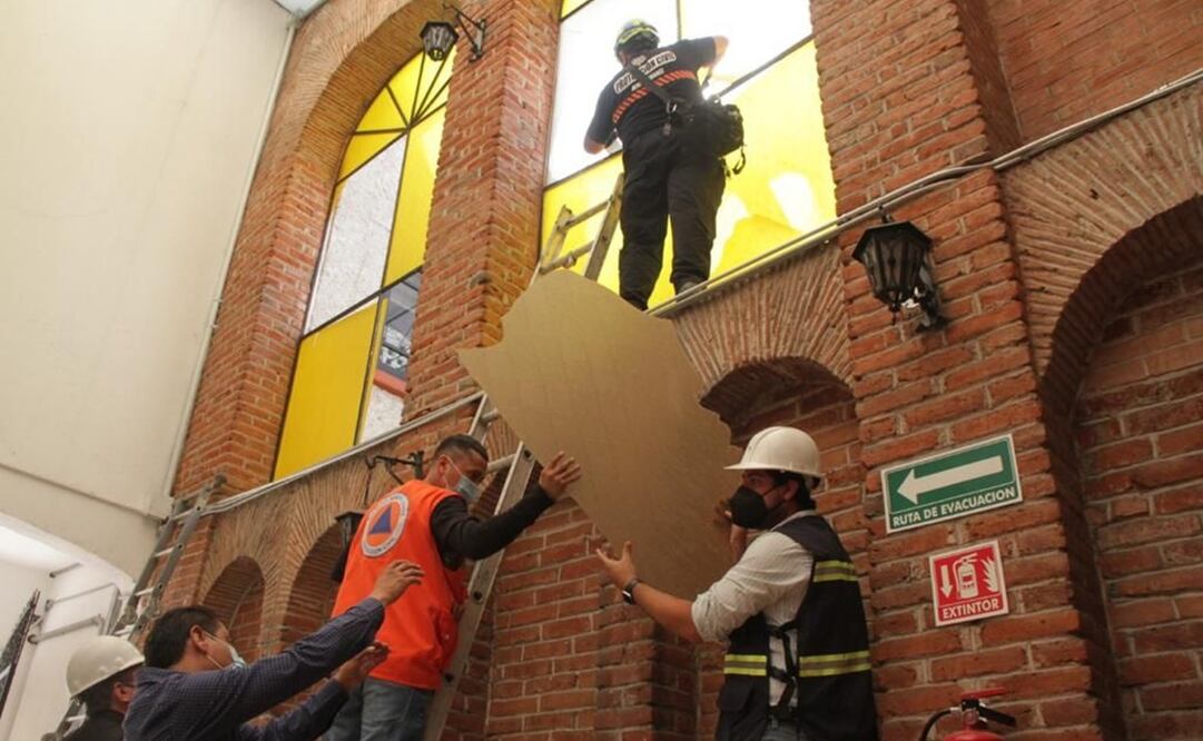 Labores de limpieza y retiro de escombros, así como la revisión a inmuebles aledaños a edificio donde ocurrió la explosión. Foto: Especial