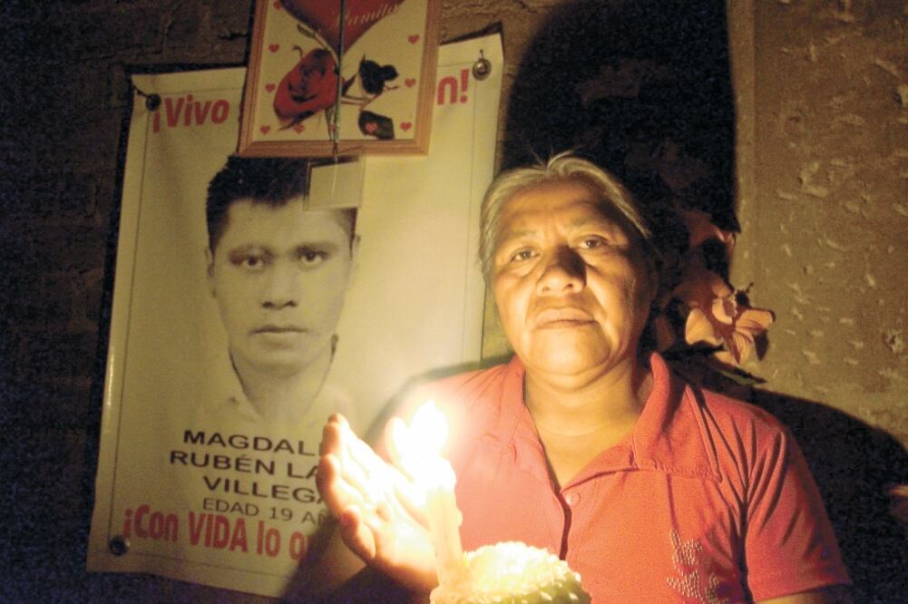 La madre del joven desaparecido tiene fotos y cartas de su hijo, de las cuales desconoce el contenido porque no sabe leer ni escribir. Fotos: SALVADOR CISNEROS