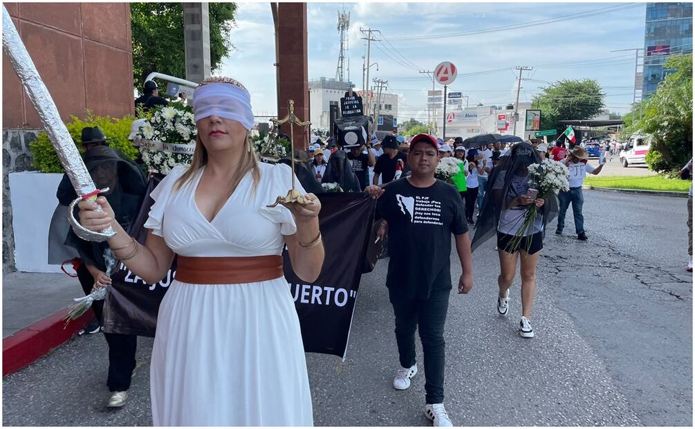 Marchan trabajadores del PJF para socializar su resistencia civil pacífica. Foto: Especial