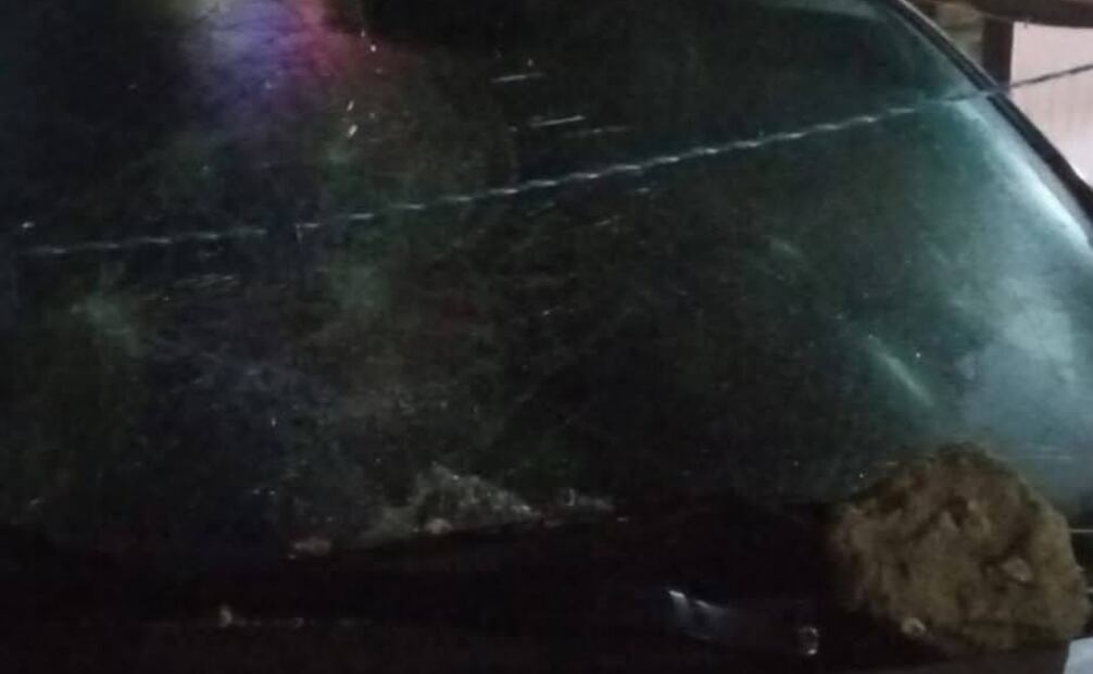 Un hombre al parecer drogado lanzó piedras a los autos y predios que encontraba a su paso. Foto: Especial