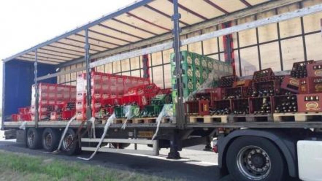 Camión se voltea y derrama cientos de litros de cerveza en Polonia