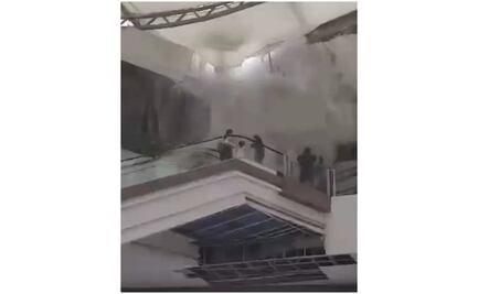 VIDEO: Lluvia provoca desplome de techo de cristal en Plaza de San Pedro Garza García, Nuevo León; hay al menos 2 lesionados