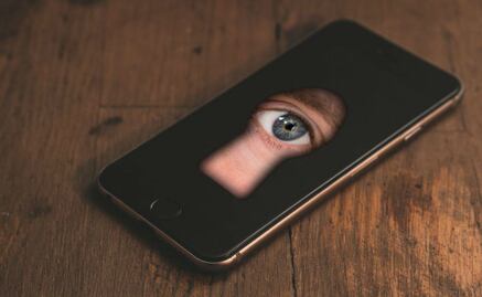 No es broma, un estudio confirma que tu teléfono te está observando