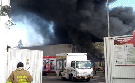 Controlan incendio en bodega de cerveza en Morelia