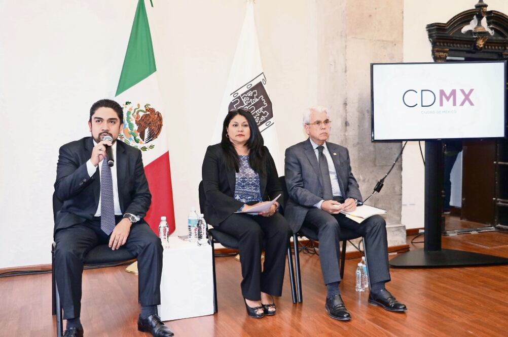 Édgar Tungüí, titular de la Comisión de la Reconstrucción, Julieta González, secretaria de Finanzas, y Felipe de Jesús Gutiérrez, secretario de Desarrollo Urbano y Vivienda, en conferencia de prensa en el Antiguo Palacio del Ayuntamiento (CDMX)