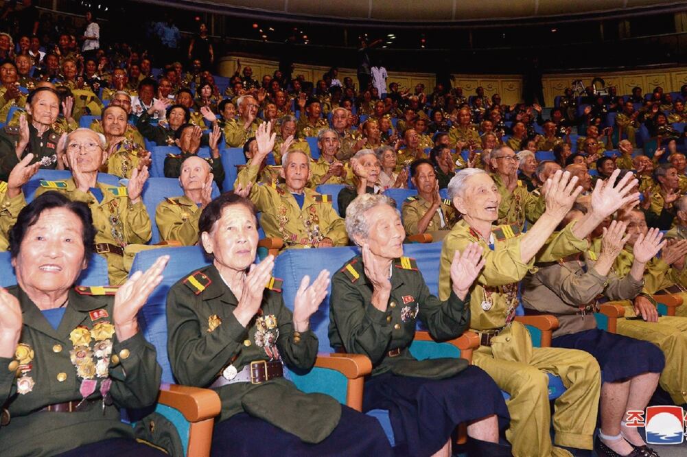 Celebración. Veteranos de guerra norcoreanos participan en una celebración en su honor que tuvo lugar ayer en Pyongyang. Foto: REUTERS