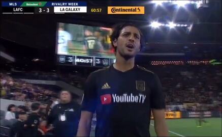 Carlos Vela hace berrinche por salir de cambio en clásico de Los Angeles