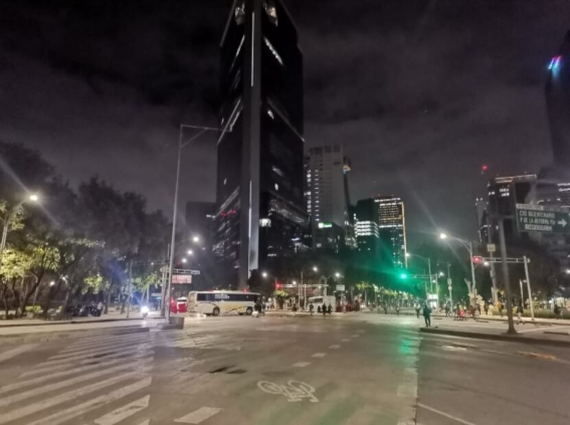 Suma 13 horas bloqueo de normalistas en Paseo de la Reforma e Insurgentes  