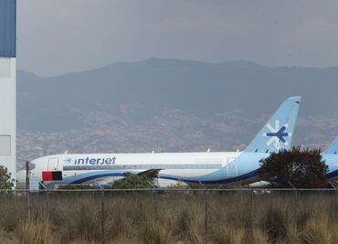 Tras estallar huelga, colocan banderas rojinegras en aviones de Interjet en Aeropuerto de Toluca