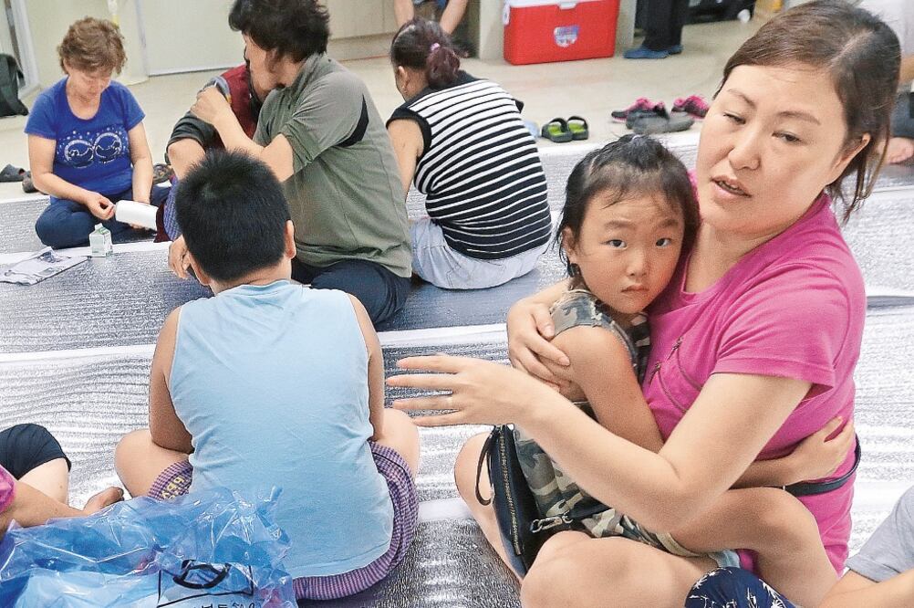 Surcoreanos de Yonchon se refugiaron tras comenzar ayer los disparos de misiles (AHN YOUNG-JOON. AP)