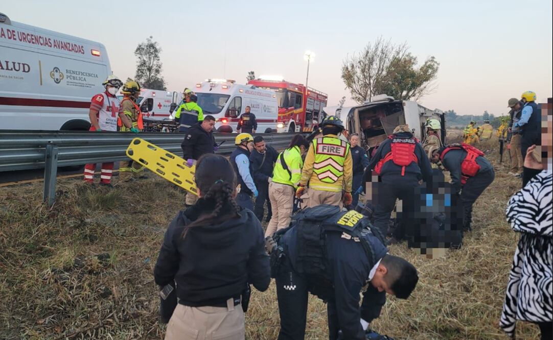 Siete personas muertas y 20 más, lesionadas, es el saldo preliminar de la volcadura de un autobús de pasajeros, sobre la Autopista Siglo 22, en Michoacán. Foto: especial